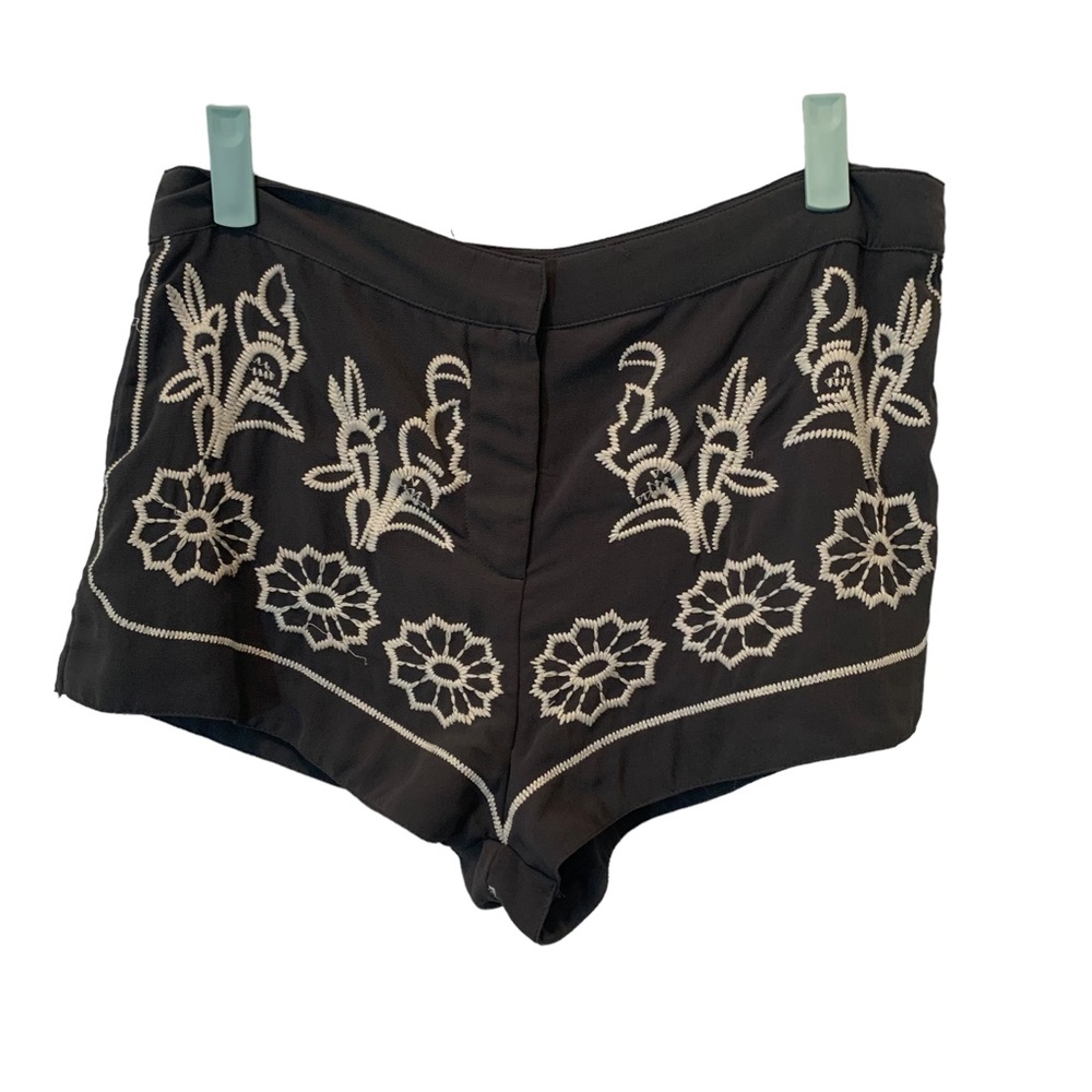 Freeway Boho Grey Embroidered Floral Dressy Womens Shorts Size Medium